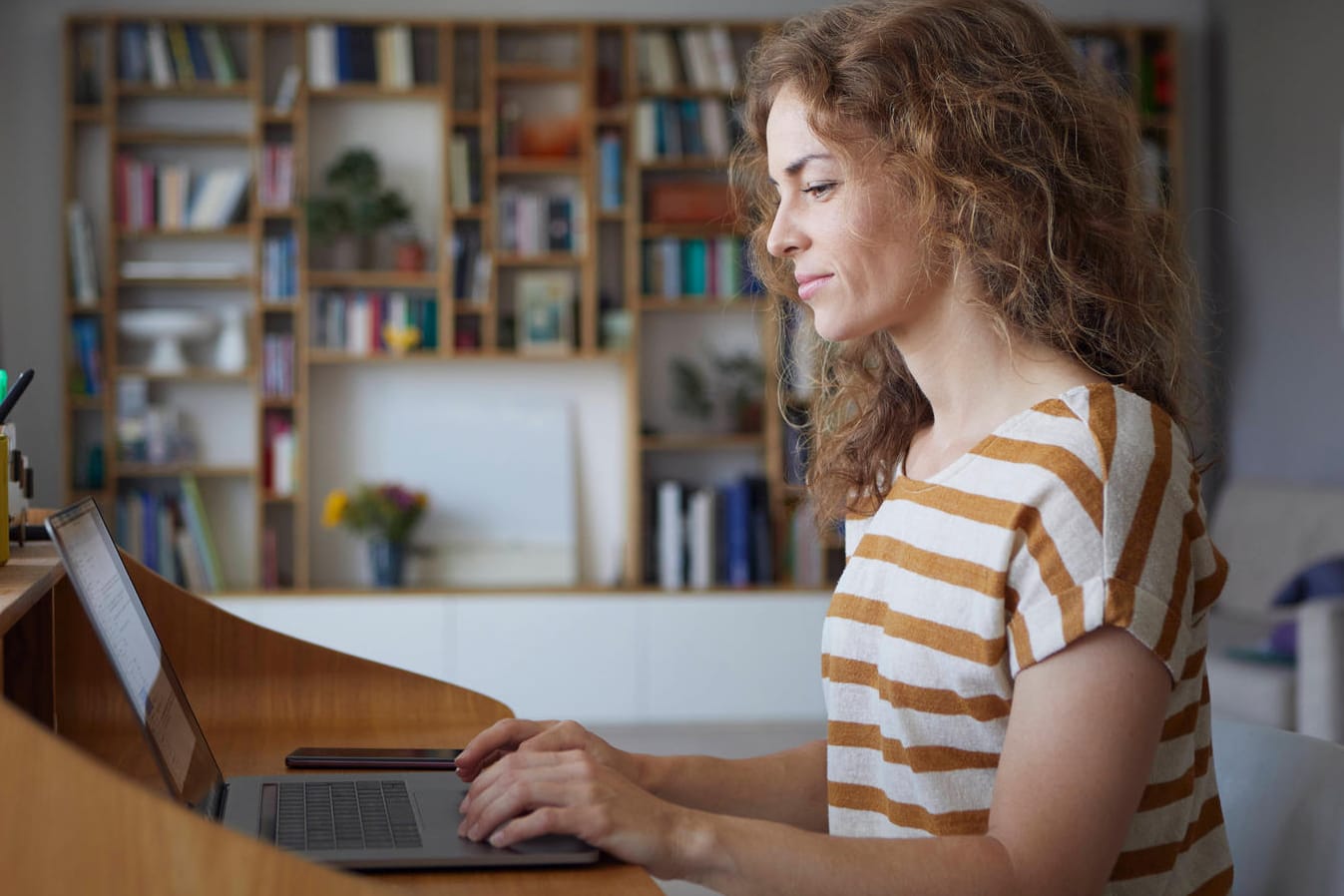 Frau am Laptop (Symbolbild): Ein Experte der Deutschen Bank fordert eine Steuer aufs Homeoffice.