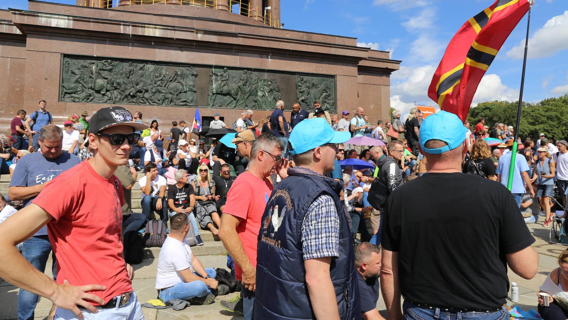 Großdemo gegen Hygiene-Maßnahmen in Berlin: Tausende gingen im Sommer auf die Straßen. Großdemo gegen Hygiene-Maßnahmen in Berlin: Tausende gingen im Sommer auf die Straßen.