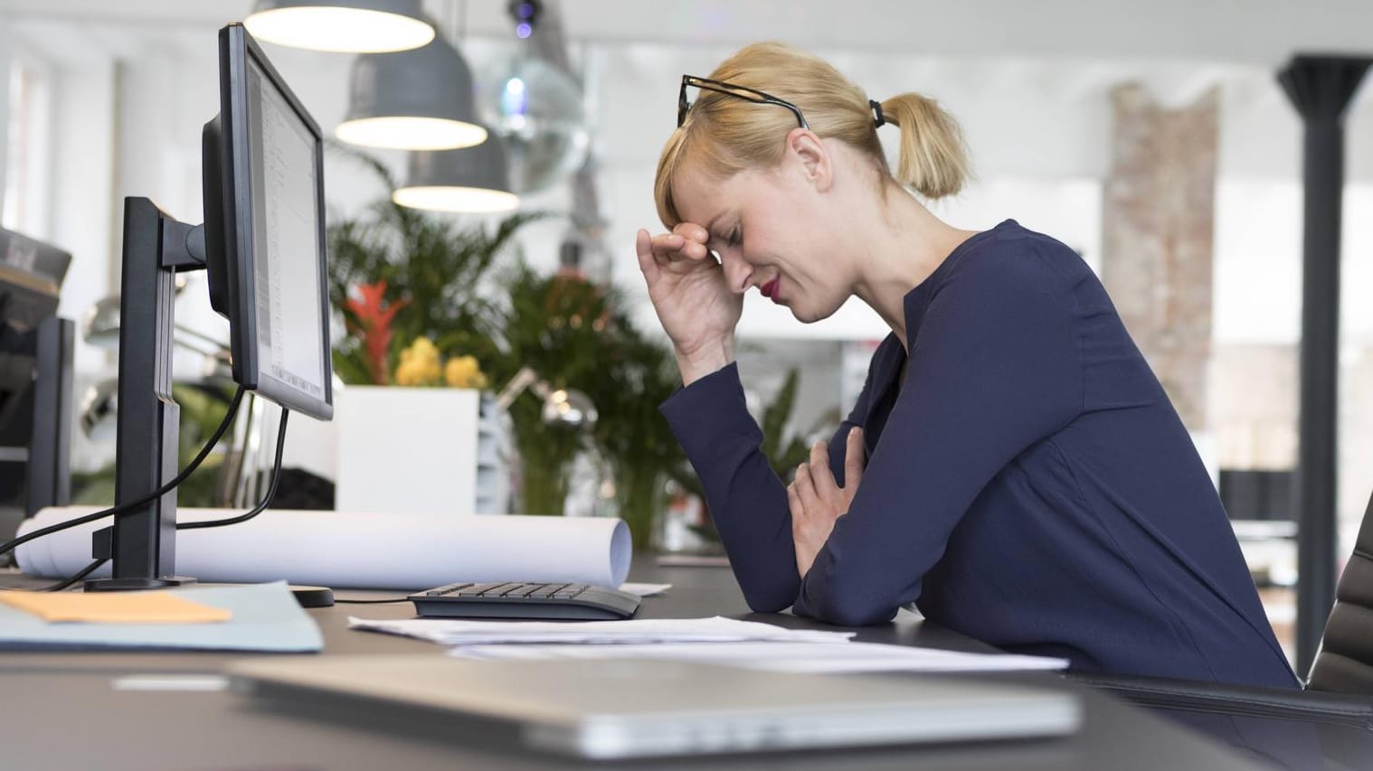 Frau vor einem Computer (Symbolbild): Mit Optionen gehen Anleger hohe Risiken ein.