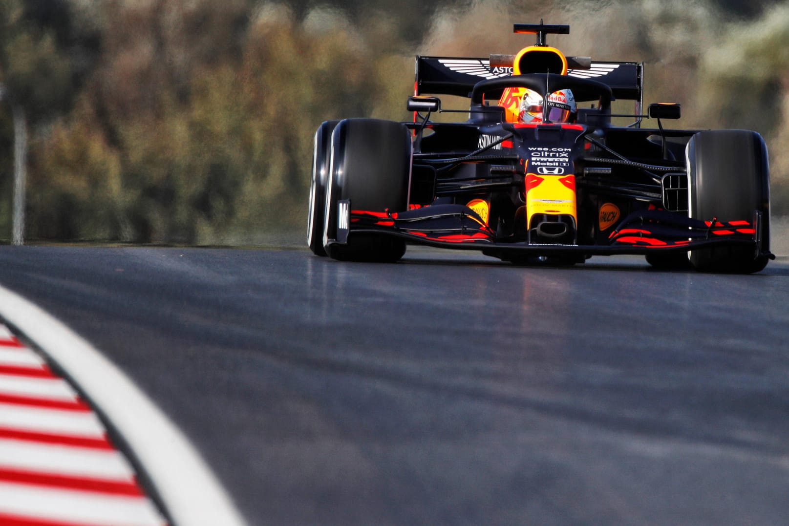 Am Freitag vorn: Red-Bull-Pilot Max Verstappen auf der Strecke in Istanbul.