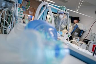 Dieser Corona-Patient auf der Intensivstation des Krankenhauses Bethel in Berlin liegt im künstlichen Koma und wird beatmet.