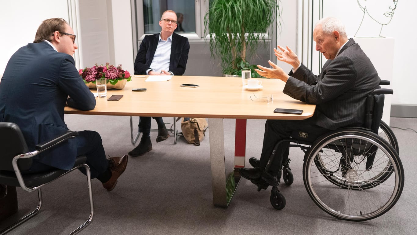 "Die Amerikaner beklagen nicht zu Unrecht, dass sie die Lasten tragen und wir Europäer uns gern einen schlanken Fuß machen.": Bundestagspräsident Schäuble im Gespräch mit t-online.