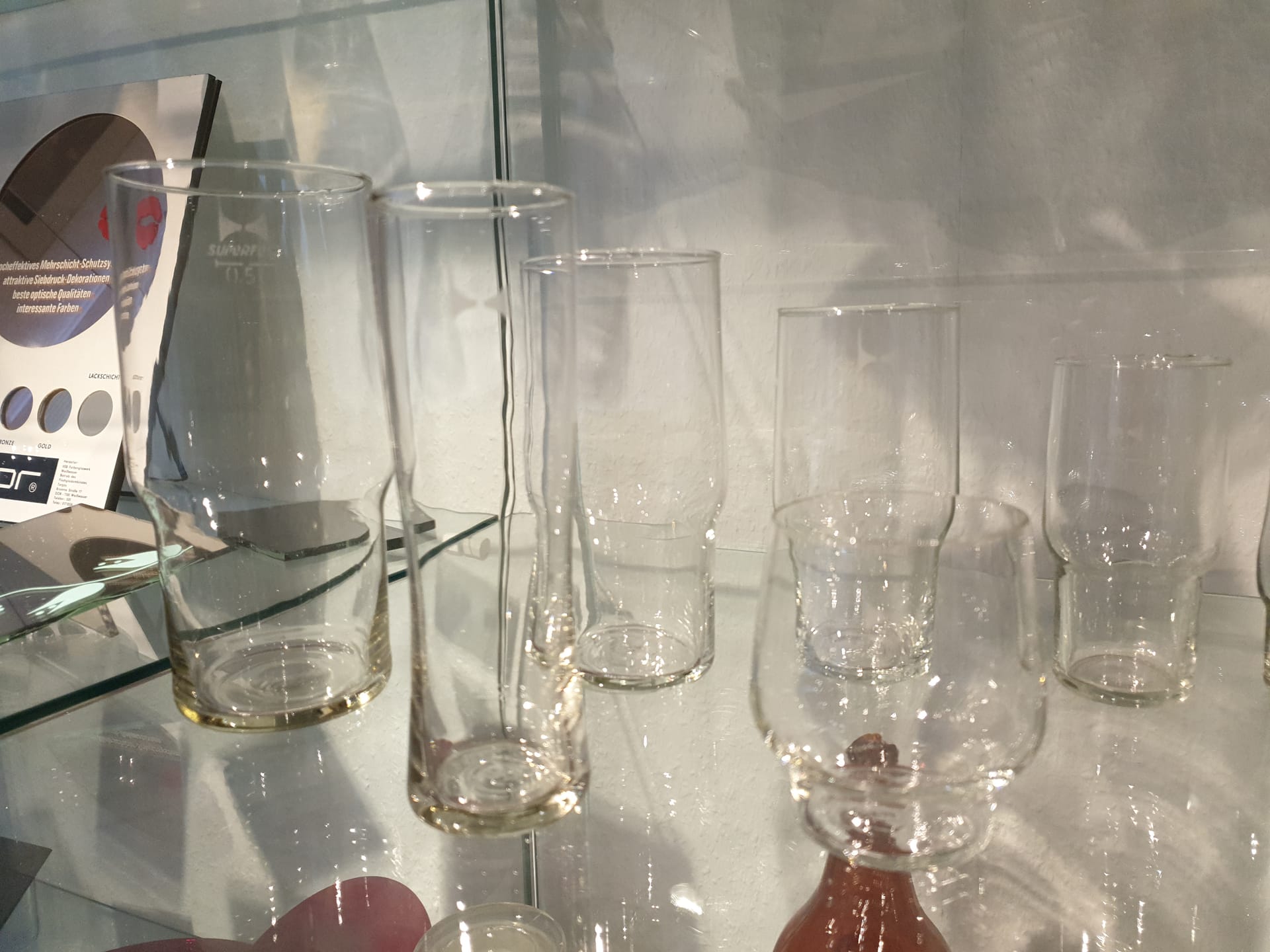 "Superfest"-Trinkgläser: Im Glasmuseum Weißwasser sind einige ausgestellt.