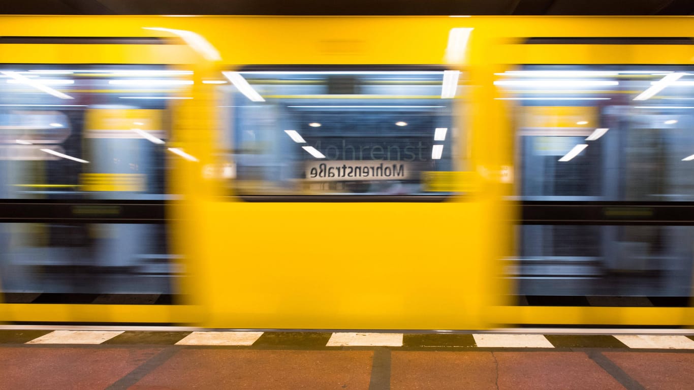 Eine U-Bahn in Berlin (Symbolbild): Ein Waggon ist mit Flyern von Thomas Anders und Dieter Bohle beklebt worden.