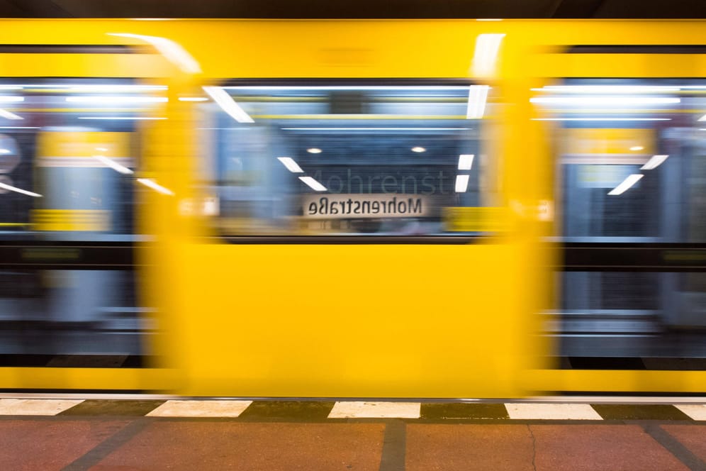 Eine U-Bahn in Berlin (Symbolbild): Ein Waggon ist mit Flyern von Thomas Anders und Dieter Bohle beklebt worden.
