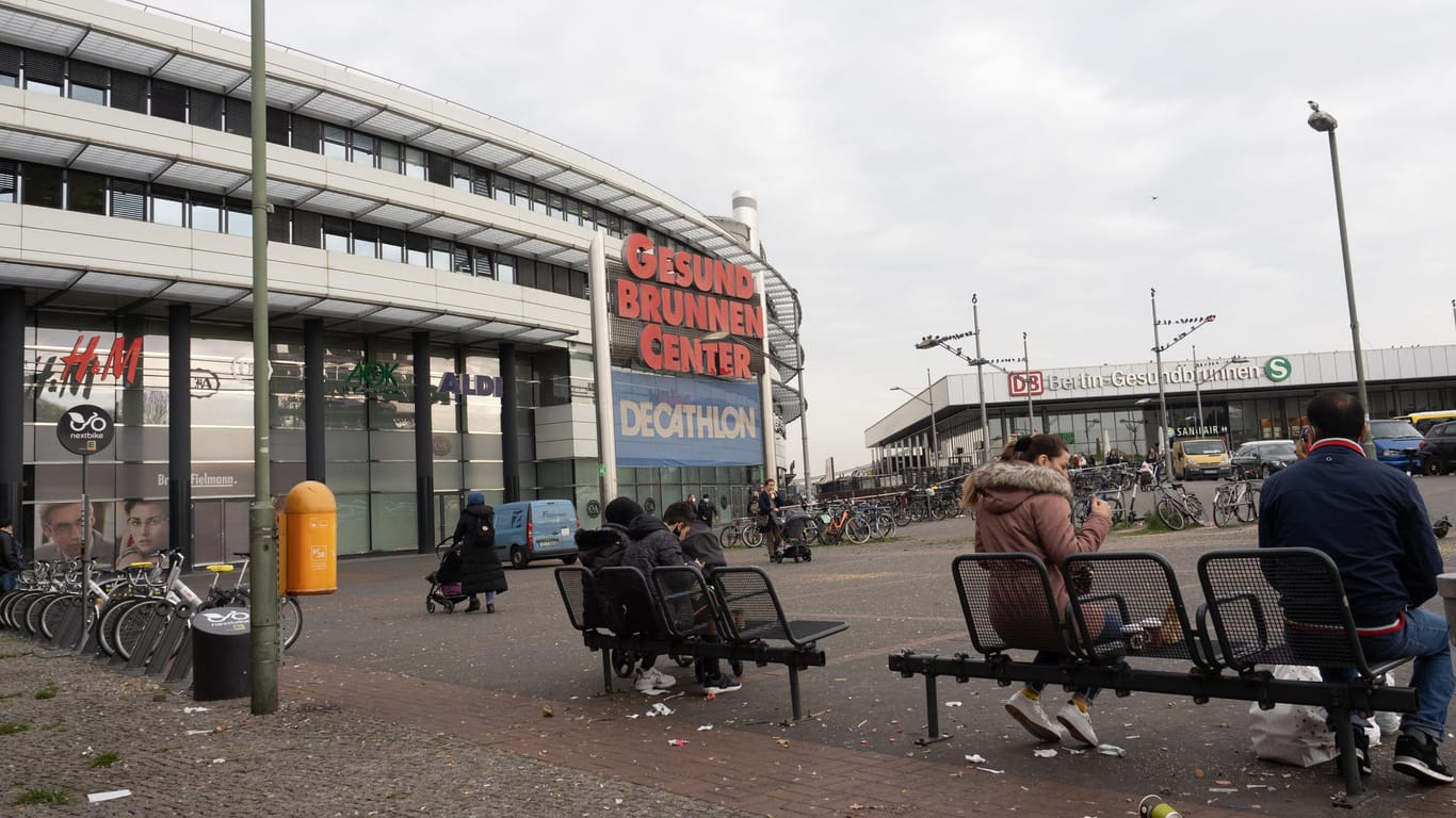 Menschen sitzen vor dem Gesundbrunnen-Center: Dort kam es jüngst zu einer gewaltsamen Auseinandersetzung zwischen Mitgliedern eines arabischstämmigen Clans und einer russisch-tschetschenischen Gruppe.