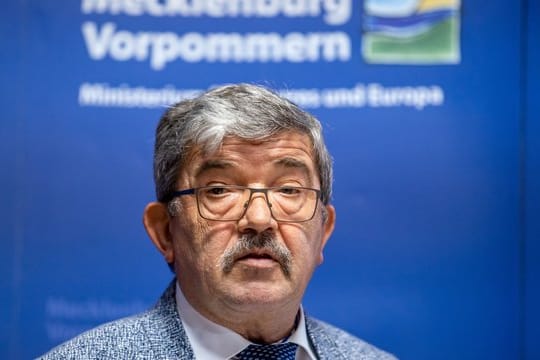 "Muss zur Kenntnis nehmen, dass mir offenbar eine Nähe zu Nordkreuz oder dem Nordkreuz-Umfeld angedichtet werden soll": Mecklenburg-Vorpommerns Innenminister Lorenz Caffier.
