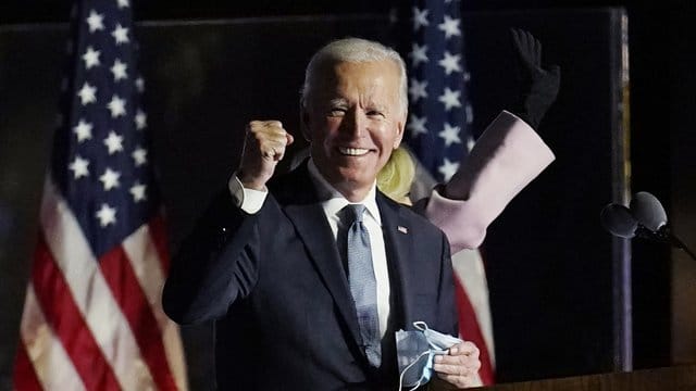 Der neu gewählte Präsident Joe Biden hat nach Vorhersagen von Fernsehsendern bei der US-Wahl 306 Wahlleute gewonnen - deutlich mehr als die erforderlichen 270. Der neu gewählte Präsident Joe Biden hat nach Vorhersagen von Fernsehsendern bei der US-Wahl 306 Wahlleute gewonnen - deutlich mehr als die erforderlichen 270.