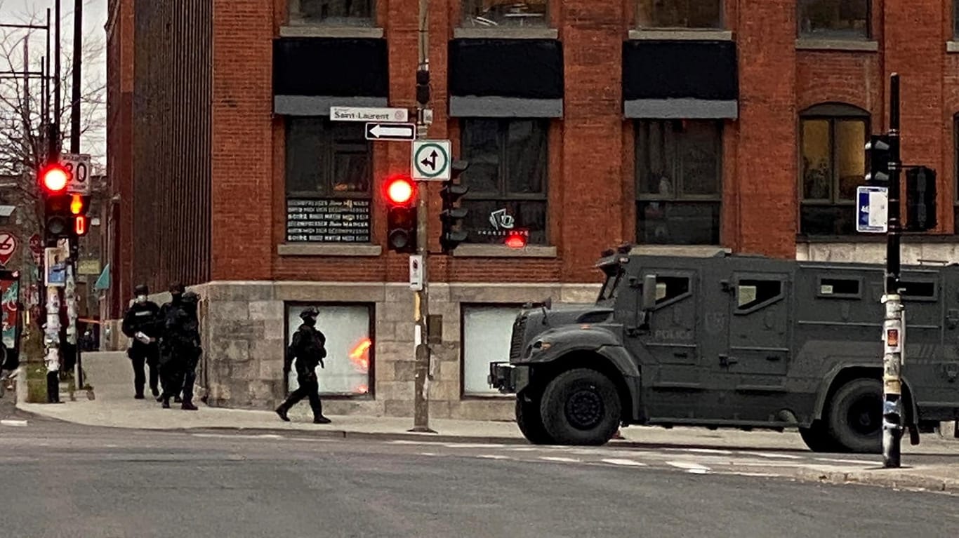 Polizisten vor dem Bürogebäude in Montreal: In dem Gebäude hat auch Ubisoft Büroräume.