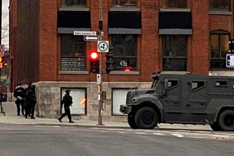 Polizisten vor dem Bürogebäude in Montreal: In dem Gebäude hat auch Ubisoft Büroräume.
