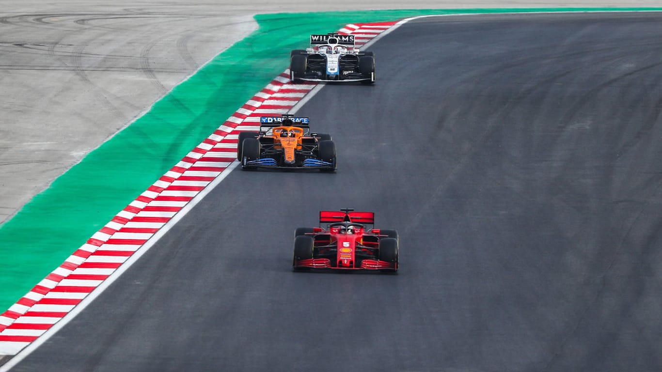 Szene aus den Trainingssessions beim Großen Preis der Türkei: Sebastian Vettel (vorn) vor Carlos Sainz und George Russell.