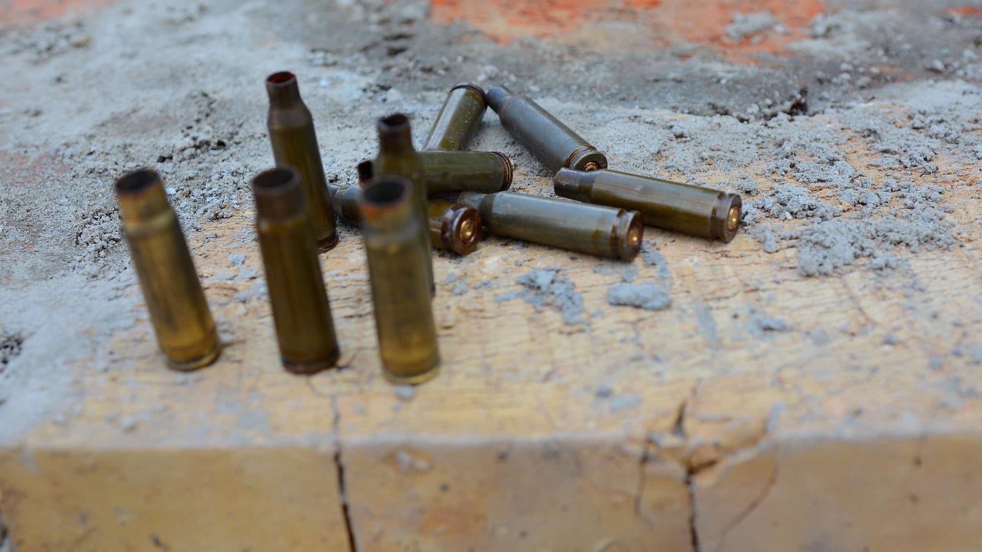 Munition liegt auf einer Mauer (Symbolfoto): Zwei israelischen Agenten haben den Vize-Chef in Teheran erschossen.