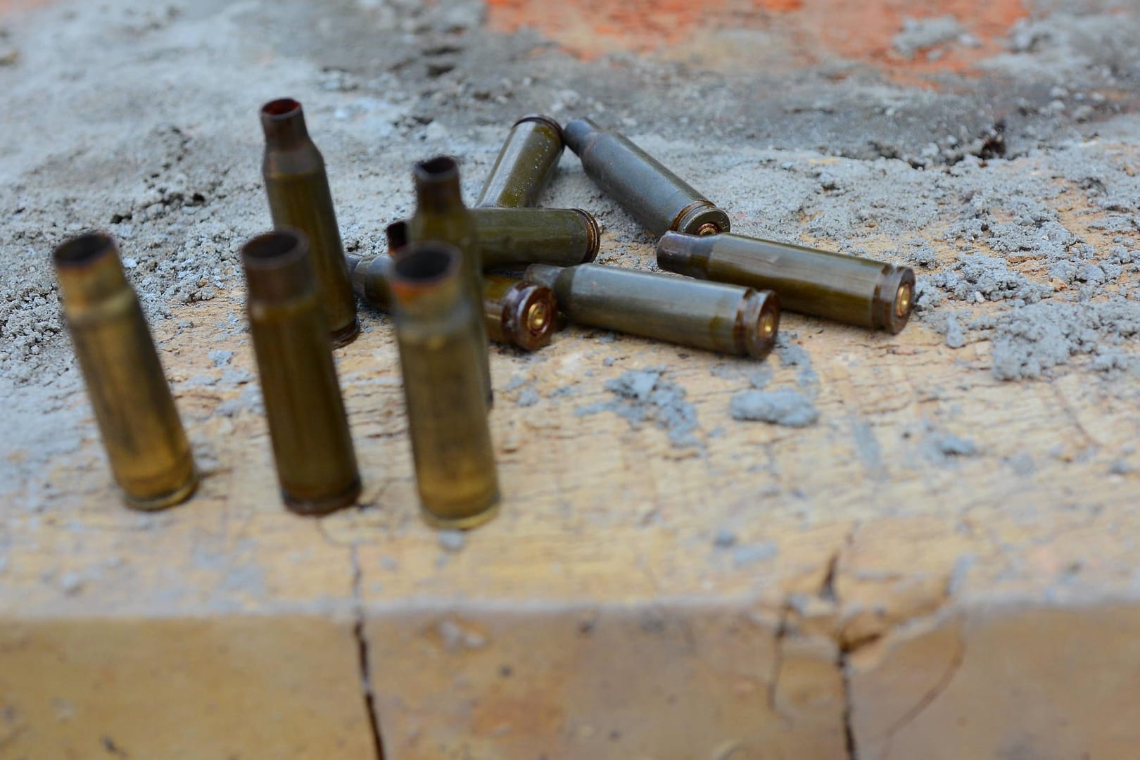 Munition liegt auf einer Mauer (Symbolfoto): Zwei israelischen Agenten haben den Vize-Chef in Teheran erschossen.