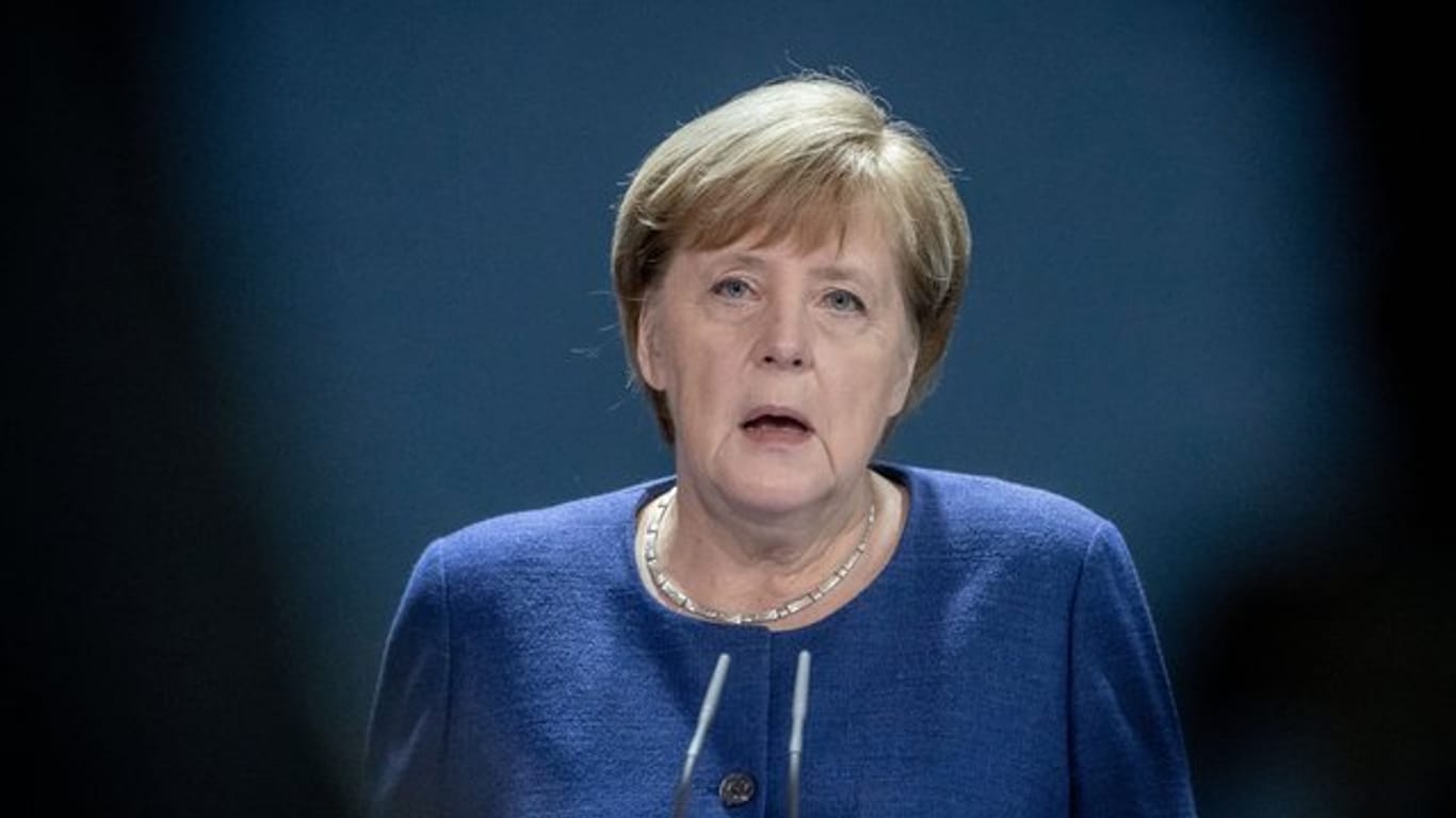 "Der vor uns liegende Winter wird uns allen noch viel abverlangen", sagte Merkel in ihrem am Samstag veröffentlichten Video-Podcast.
