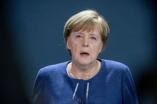 "Der vor uns liegende Winter wird uns allen noch viel abverlangen", sagte Merkel in ihrem am Samstag veröffentlichten Video-Podcast.