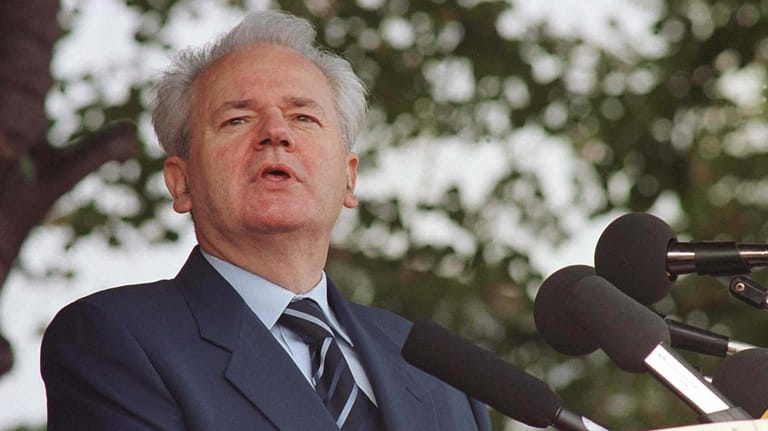 Slobodan Milosevic: Beugte sich 2000 dem Druck von Straße und hochrangigen Militärs und dankte ab.