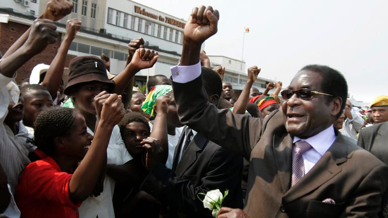 Robert Mugabe: Lässt sich im September 2008 von Anhängern auf dem Flughafen in Harare (Simbabwe) feiern.