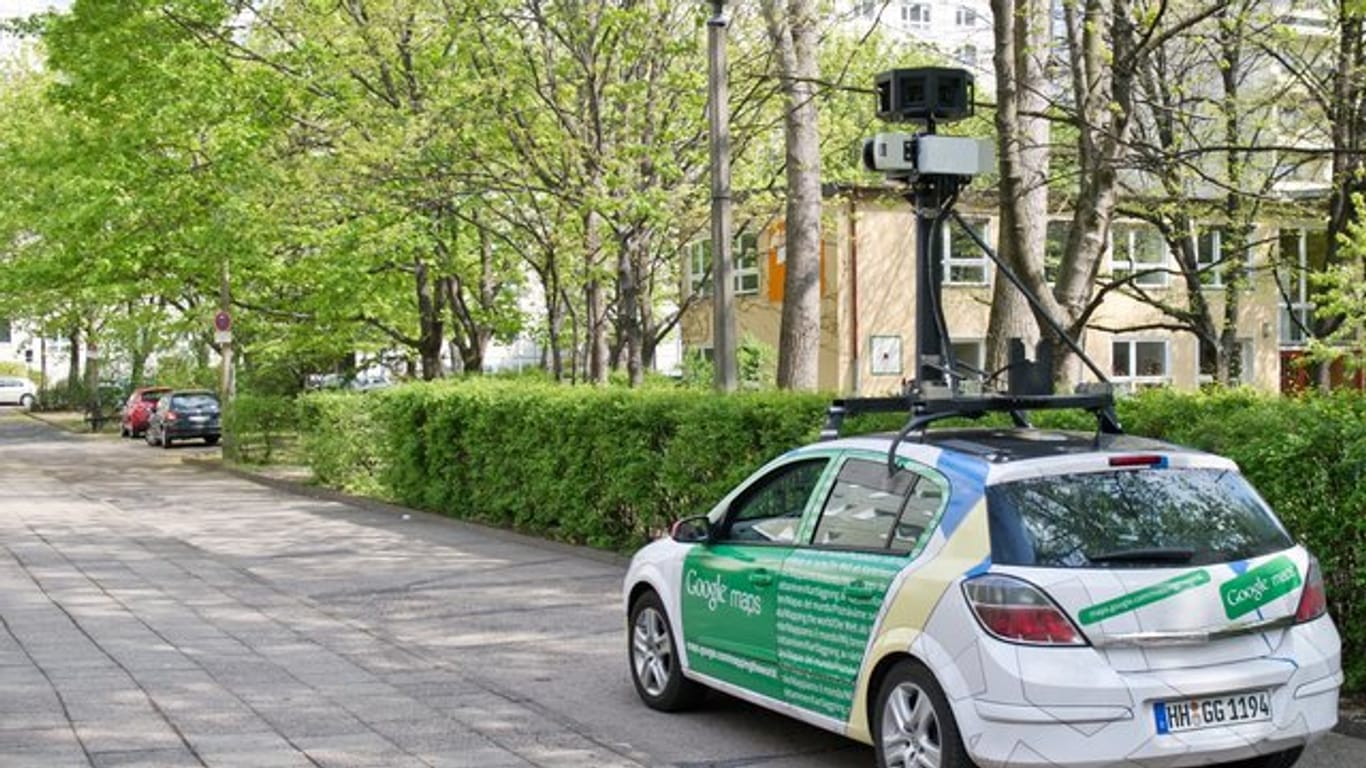 Ein Kameraauto des Internetdiensteanbieters Google fährt durch Berlin.