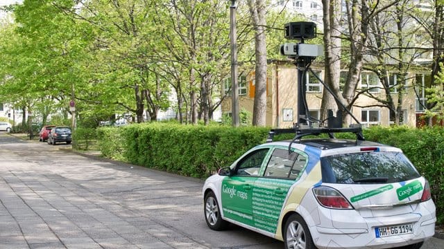Ein Kameraauto des Internetdiensteanbieters Google fährt durch Berlin. Ein Kameraauto des Internetdiensteanbieters Google fährt durch Berlin.