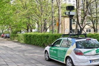 Ein Kameraauto des Internetdiensteanbieters Google fährt durch Berlin.