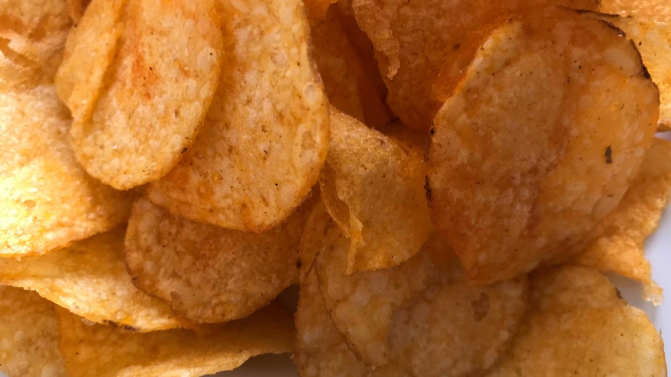 Kartoffelchips: Die Knabbereien ziehen Feuchtigkeit stark an und werden daher schnell weich.