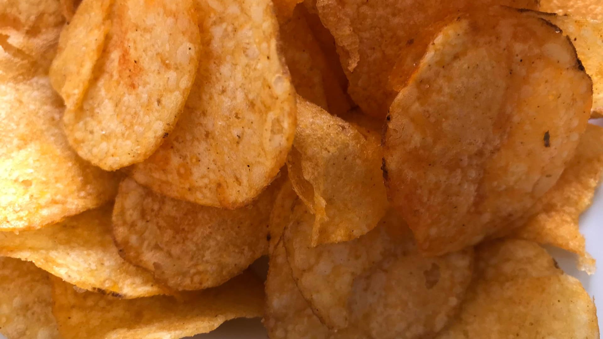 Kartoffelchips: Die Knabbereien ziehen Feuchtigkeit stark an und werden daher schnell weich.