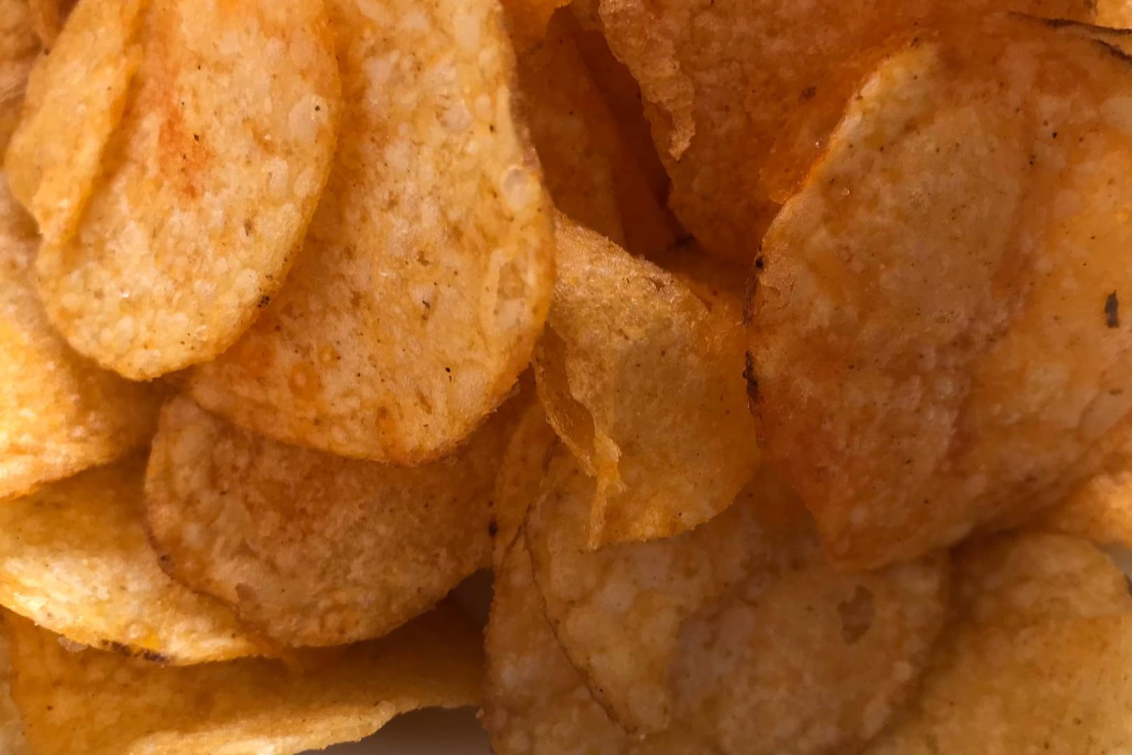 Kartoffelchips: Die Knabbereien ziehen Feuchtigkeit stark an und werden daher schnell weich.