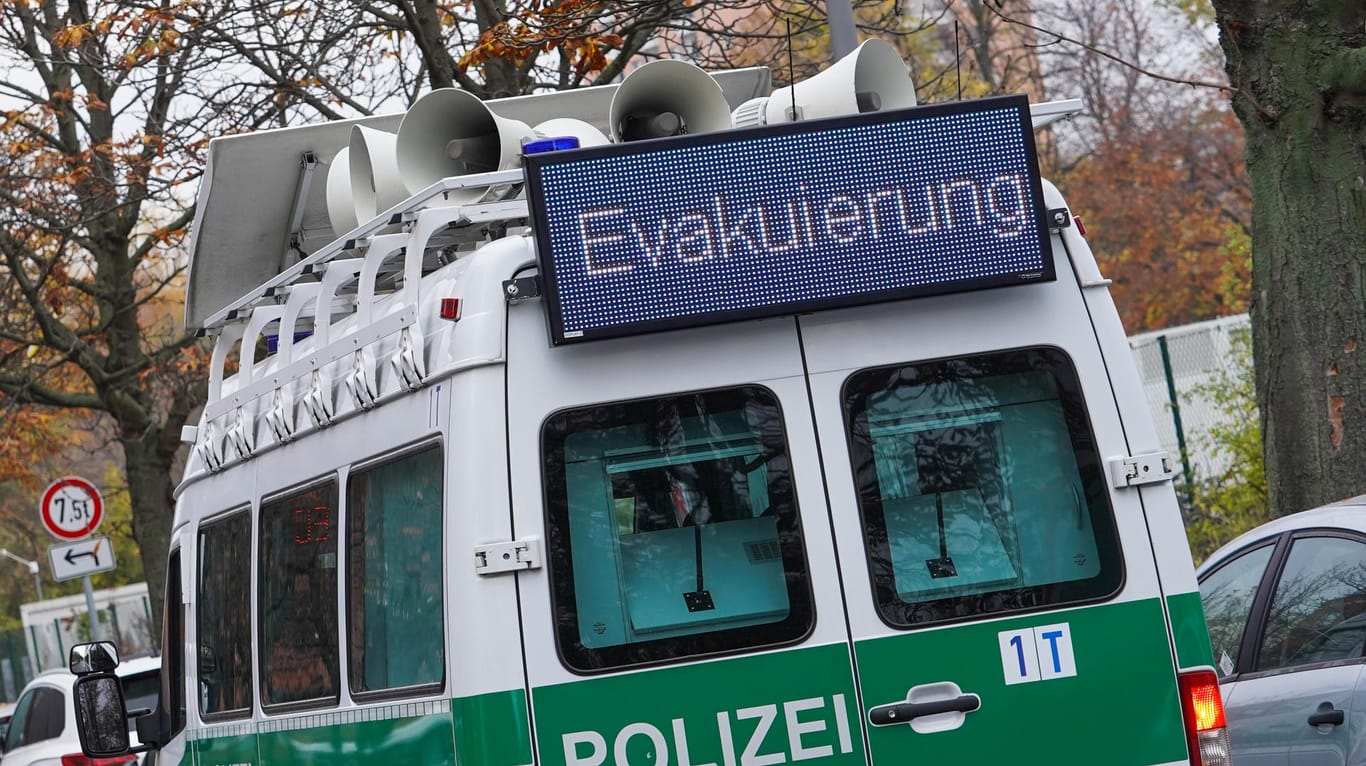 Ein Einsatzfahrzeug der Polizei informiert Anwohner mit einer Leuchtschrift über eine Evakuierung: Auf dem Gelände des Deutschen Patent- und Markenamts in Berlin-Kreuzberg wurde bei einer Bauarbeiten eine Weltkriegsbombe gefunden.
