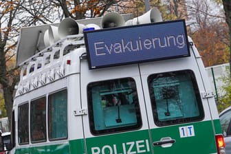 Ein Einsatzfahrzeug der Polizei informiert Anwohner mit einer Leuchtschrift über eine Evakuierung: Auf dem Gelände des Deutschen Patent- und Markenamts in Berlin-Kreuzberg wurde bei einer Bauarbeiten eine Weltkriegsbombe gefunden.