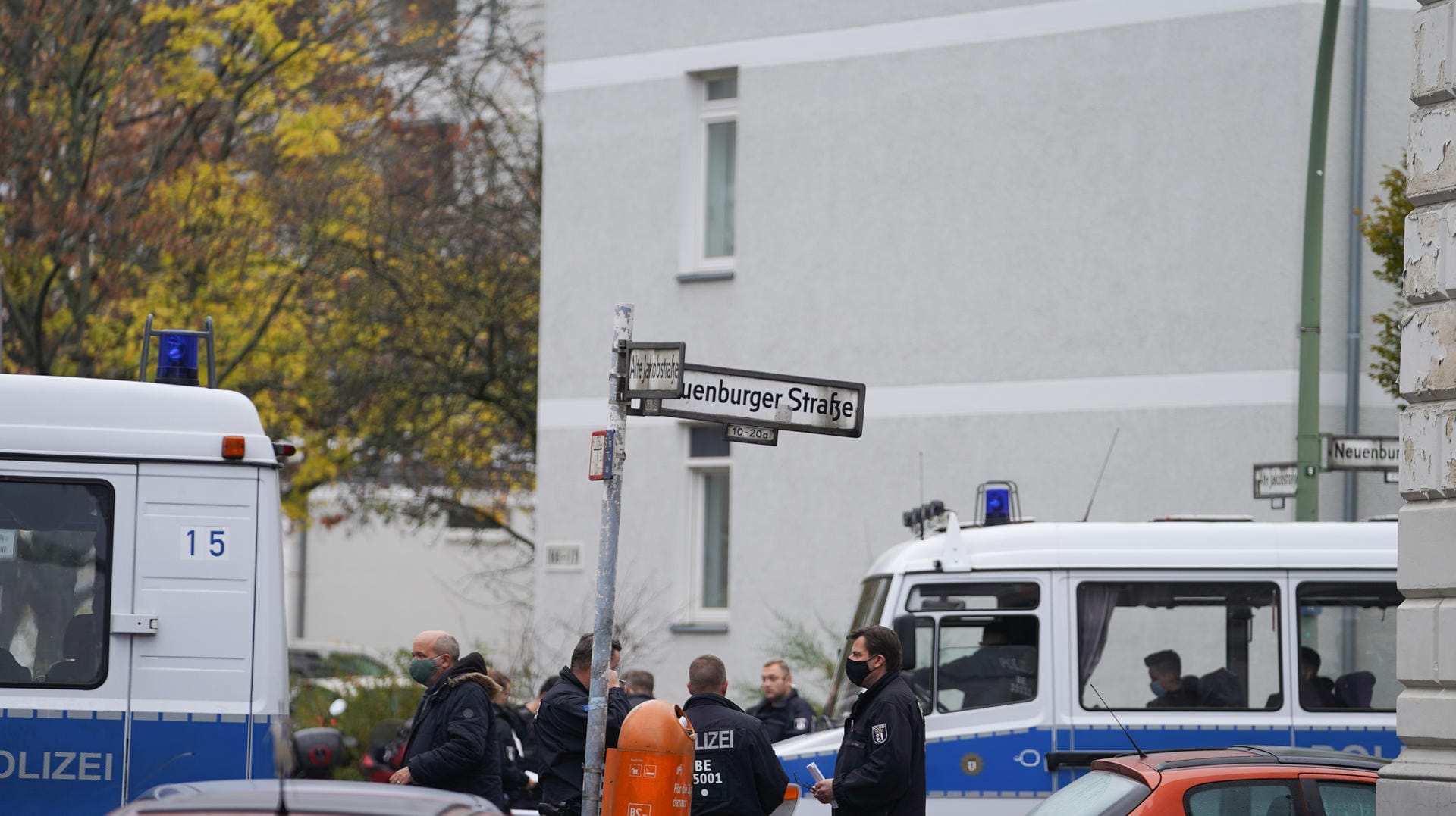 Berlin: Zahlreiche Einsatzfahrzeuge der Polizei stehen auf der Alten Jakobstraße: Rund 7.500 Anwohner müssen wegen des Bombenfunds in Berlin-Kreuzberg evakuiert werden.