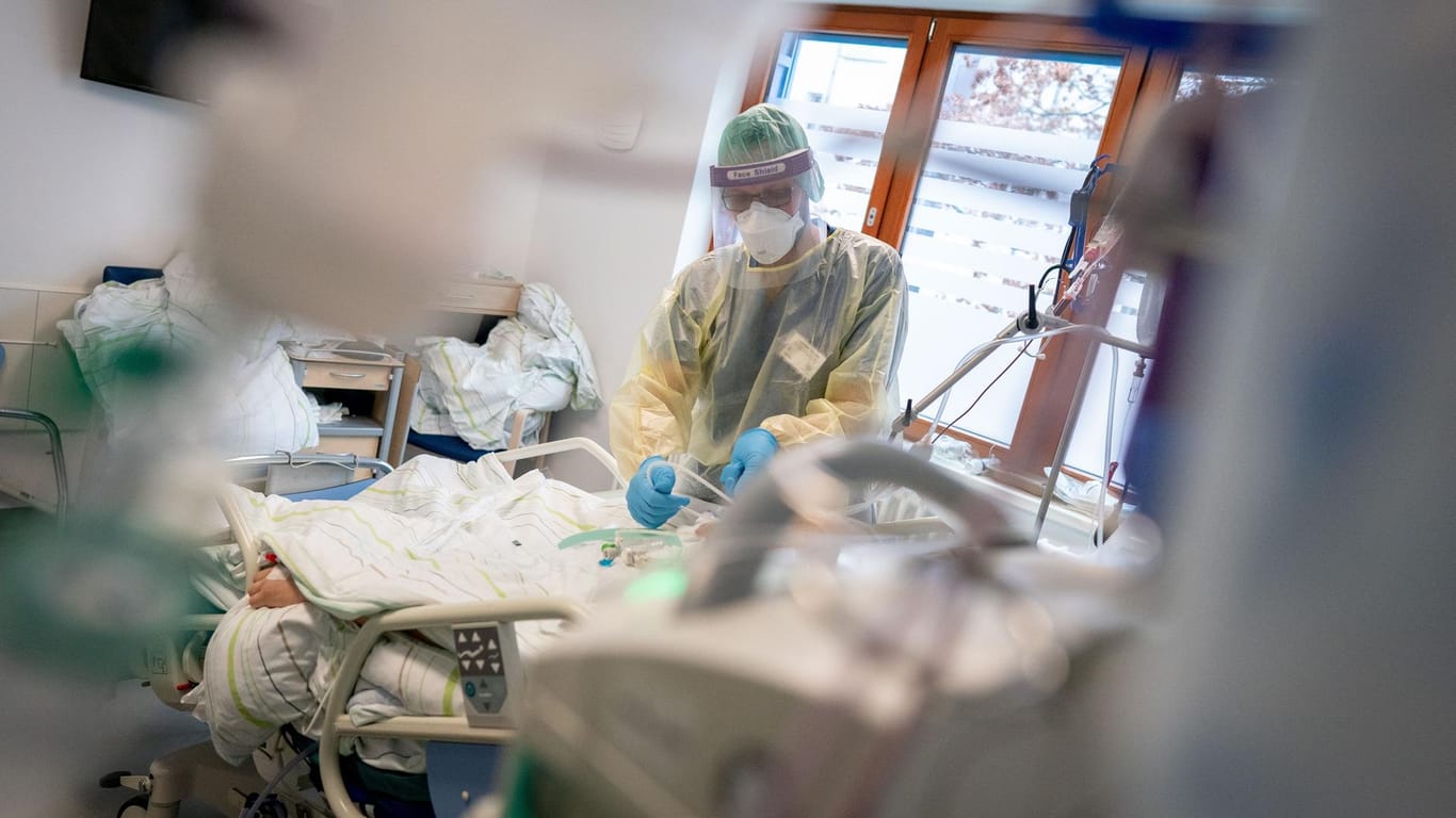 Ein Pfleger in Berlin: Mehr als 3.000 Corona-Patienten liegen in Deutschland auf der Intensivstation.