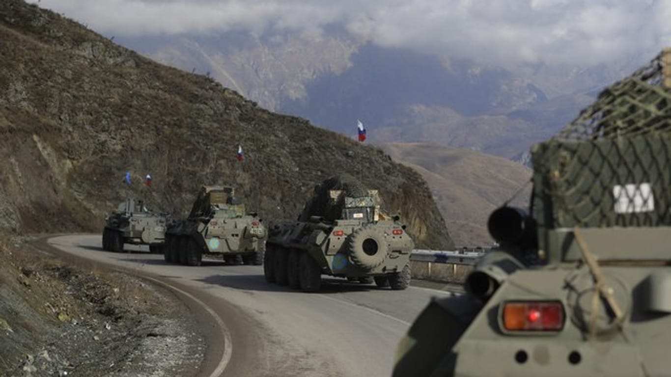 Fahrzeuge des russischen Militärs fahren über eine Straße in Richtung der separatistischen Region Berg-Karabach.