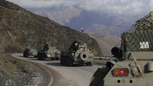 Fahrzeuge des russischen Militärs fahren über eine Straße in Richtung der separatistischen Region Berg-Karabach. Fahrzeuge des russischen Militärs fahren über eine Straße in Richtung der separatistischen Region Berg-Karabach.