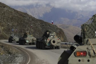Fahrzeuge des russischen Militärs fahren über eine Straße in Richtung der separatistischen Region Berg-Karabach.