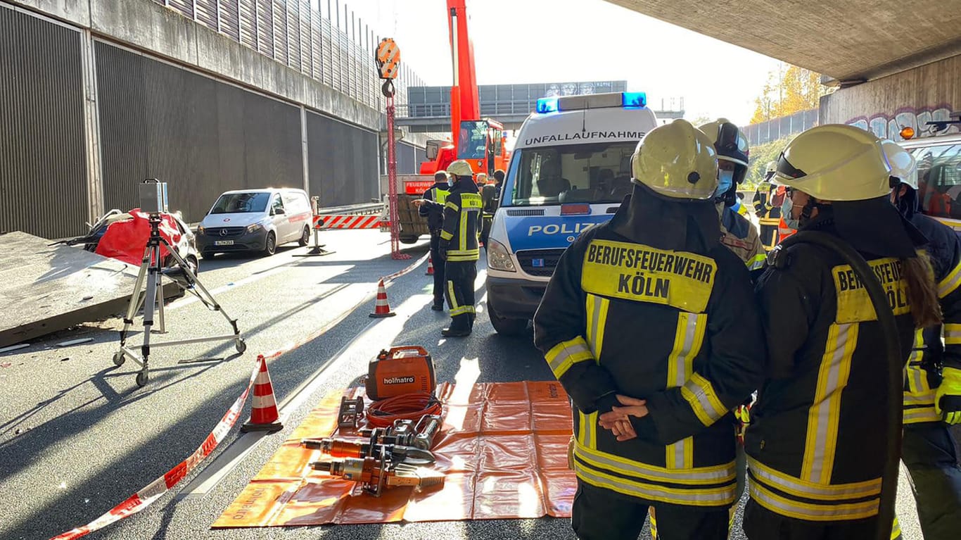 Einsatzkräfte von Polizei und Feuerwehr sichern eine Unfallstelle auf der A3 bei Köln: Eine Betonplatte hatte dort eine Autofahrerin erschlagen, nun beginnt die Ursachensuche.