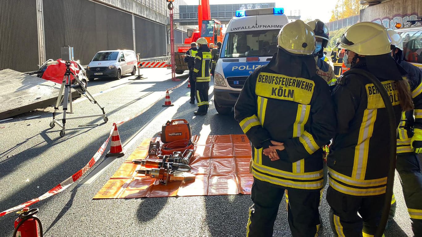 Einsatzkräfte von Polizei und Feuerwehr sichern eine Unfallstelle auf der A3 bei Köln: Eine Betonplatte hatte dort eine Autofahrerin erschlagen, nun beginnt die Ursachensuche.