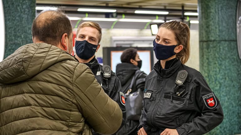 Maskenkontrolle in Hannover: Vor übereilten Lockerungen warnen Politiker aus SPD und CDU.