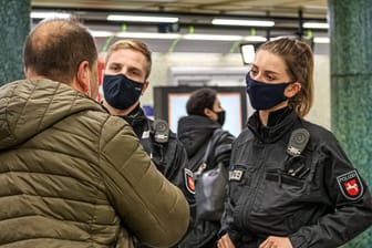 Maskenkontrolle in Hannover: Vor übereilten Lockerungen warnen Politiker aus SPD und CDU.