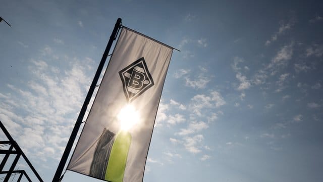 Bei Borussia Mönchengladbach wurde ein Spieler positiv auf das Coronavirus getestet. Bei Borussia Mönchengladbach wurde ein Spieler positiv auf das Coronavirus getestet.