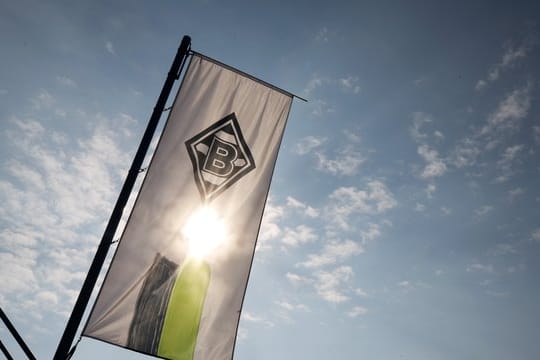 Bei Borussia Mönchengladbach wurde ein Spieler positiv auf das Coronavirus getestet.
