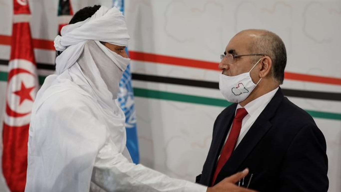 Libysche Teilnehmer tragen Mund-Nasen-Bedeckungen und nehmen am von der UNO vermittelten Libyschen Forum für politischen Dialog teil.
