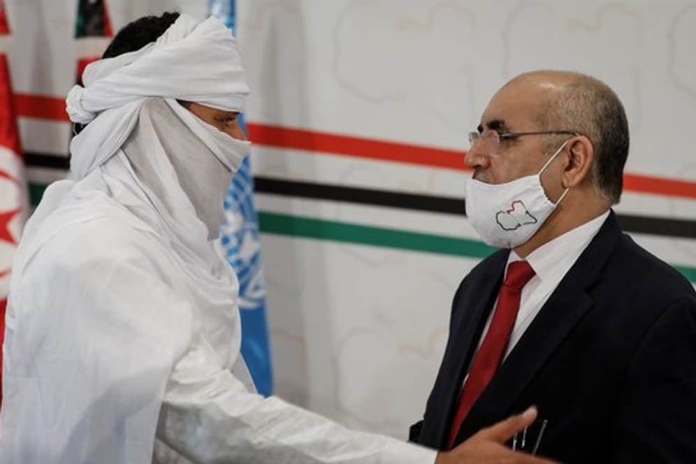 Libysche Teilnehmer tragen Mund-Nasen-Bedeckungen und nehmen am von der UNO vermittelten Libyschen Forum für politischen Dialog teil.
