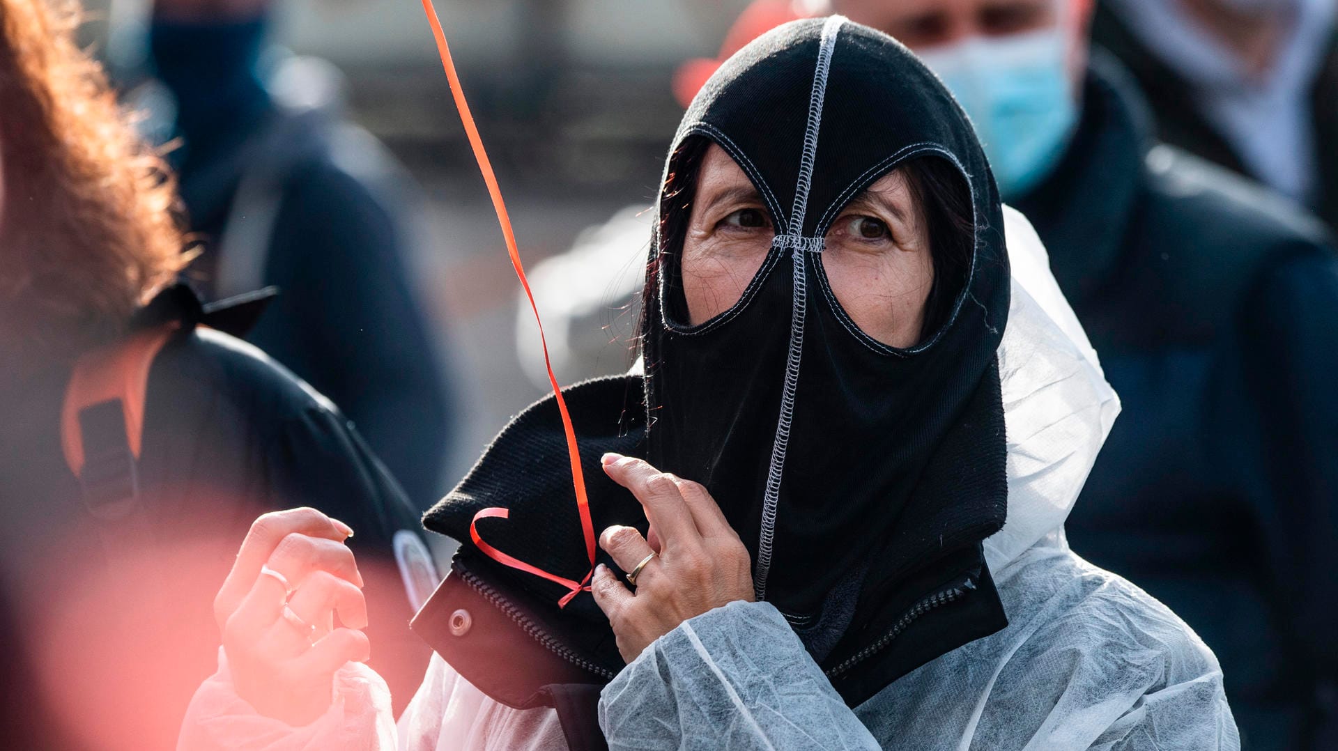 Eine Teilnehmerin der "Querdenken"-Demonstration in Frankfurt: Die Polizei begleitet die Veranstaltung mit einem großen Aufgebot.