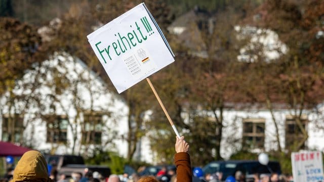 Regensburg: Eine Teilnehmerin einer Demonstration der "Querdenken"-Bewegung gegen die gegenwärtigen Anti-Corona-Maßnahmen.