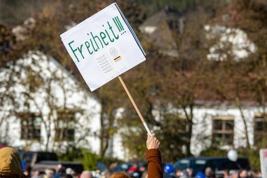 Regensburg: Eine Teilnehmerin einer Demonstration der "Querdenken"-Bewegung gegen die gegenwärtigen Anti-Corona-Maßnahmen.