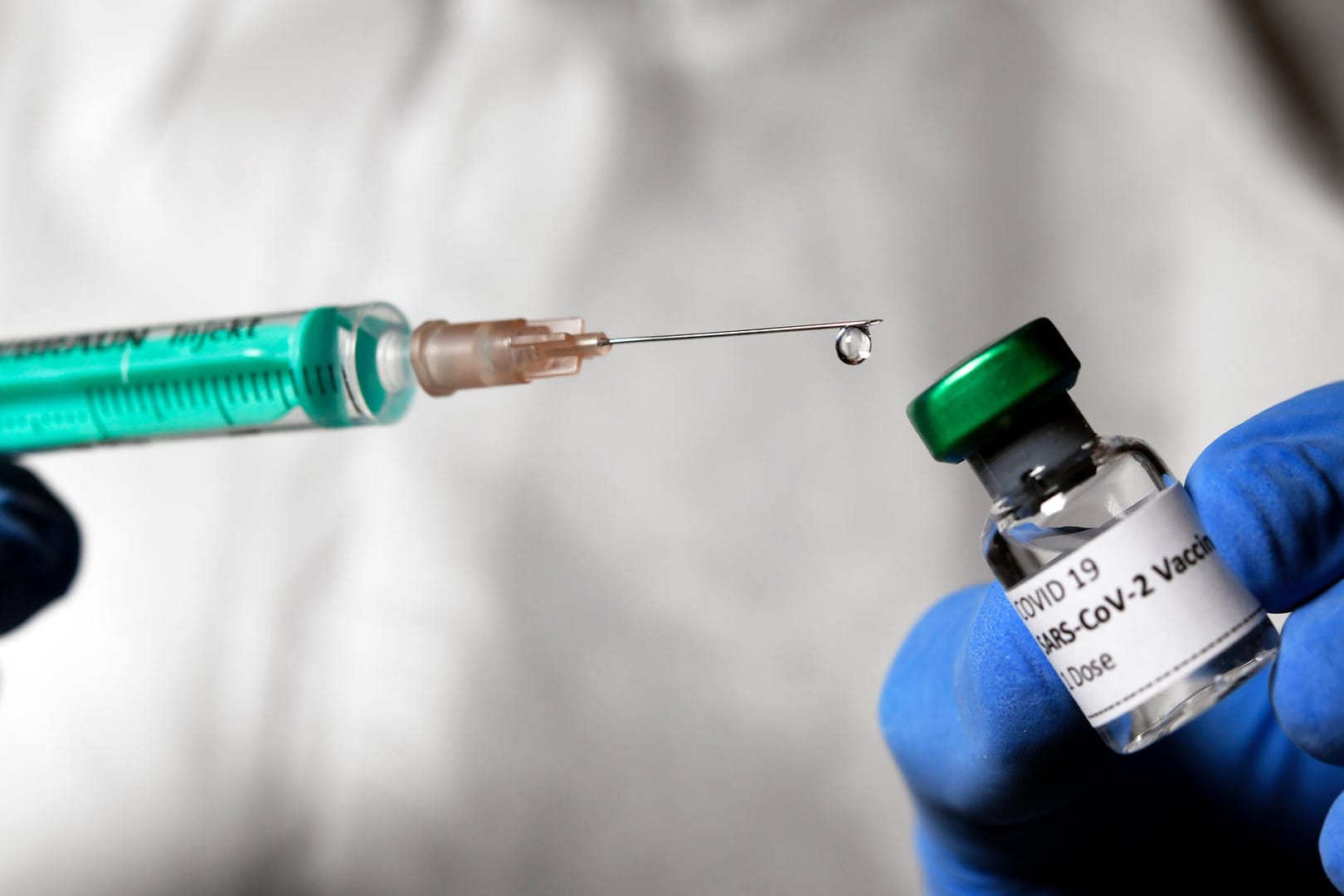Ein Symbolfoto für einen Corona-Impfstoff: Microsoft berichtet von Angriffen auf Hackergruppen auf Pharmaunternehmen.
