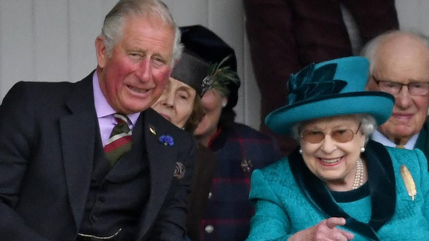 Prinz Charles und Queen Elizabeth II.: Er ist der Thronfolger der Königin.