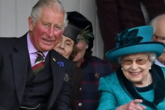 Prinz Charles und Queen Elizabeth II.: Er ist der Thronfolger der Königin.