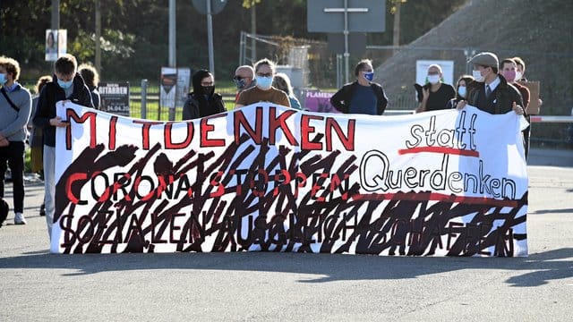 Menschen protestieren gegen die "Querdenken"-Demonstration in Karlsruhe: Etwa 100 Teilnehmer fanden sich dafür am Messplatz ein.
