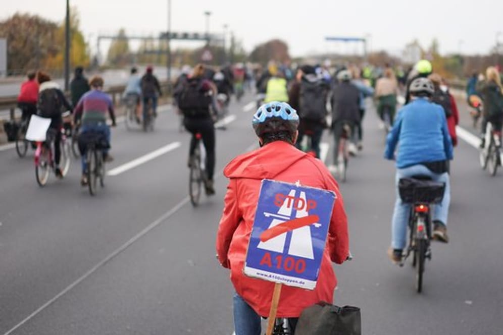 Fahrrad-Demonstration auf der A100